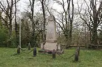 Monuments aux morts des deux Guerres mondiales et de la Guerre d'Indochine.