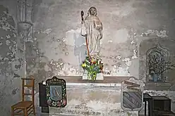 Statue de saint Bernard avec sa crosse d'abbé et tenant la Règle bénédictine...