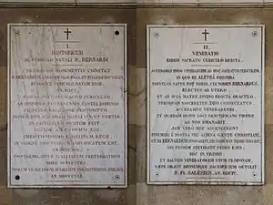 Plaques I et II en latin pour le souvenir de Saint Bernard.