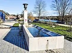 Fontaine-lavoir dans la Grande-rue