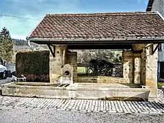 Fontaine-lavoir, rue du Vézénat.