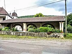 La fontaine-lavoir-abreuvoir.