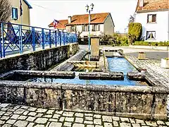 La fontaine-lavoir.