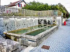 Fontaine-lavoir-abreuvoir, rue de l'église.