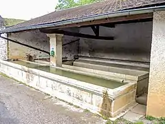 Fontaine-lavoir-abreuvoir couverte.