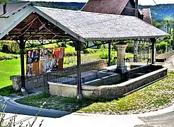 Fontaine-lavoir, couverte.