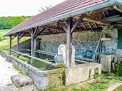 Fontaine-lavoir rue des Faubourgs.