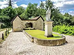 La fontaine-lavoir du bas.