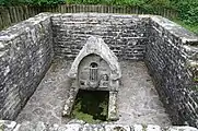 La fontaine de dévotion de Saint-Méen, dans le bourg de Guilligomarc'h.