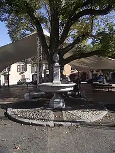 Fontaine et place.