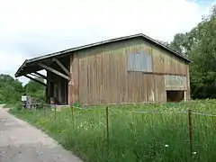 Halle en bois de l'ancienne gare de Fontaine-Bonneleau.