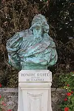 Buste d'Honoré d'Urfé« Monument à Honoré d'Urfé à Virieu-le-Grand », sur À nos grands hommes,« Monument à Honoré d'Urfé à Virieu-le-Grand », sur e-monumen