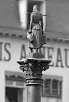 Statuette de la porteuse d'eau sur chapiteau corinthien (place Cockerill, 1892).