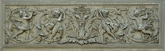Rinceaux peuplés de putti néo-Renaissance (entablement de la fontaine Saint-Michel, Paris).