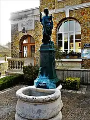 La fontaine Saint Jean-Baptiste, une mâtiné d'automne.