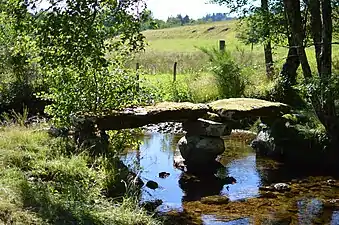 Vue du pont de type « pont planche », situé à proximité de la fontaine.