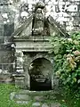 La fontaine et la statue dont la chevelure n'est achevée que d'un seul côté.