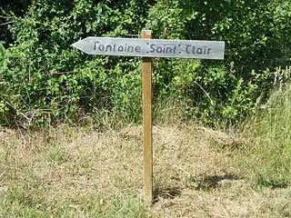 Panneau indiquant la position de la fontaine dédiée à saint Clair.