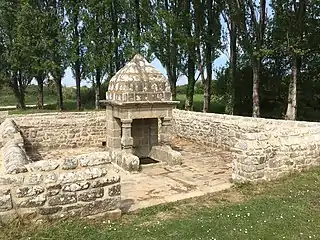 Fontaine de dévotion Saint-Cornély (Kerprat, Plouhinec) bâtie en 1716.