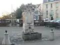 Le puits présent sur le parvis de l'église.