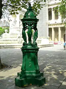 Fontaine Wallace place Saint-Sulpice à Paris.
