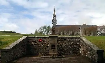 La fontaine actuelle de Sainte-Anne La Palud. En arrière-plan : la chapelle.