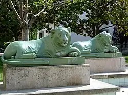 Deux des quatre lions actuellement installés dans le square des frères Farman à Boulogne-Billancourt.