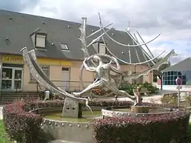 La fontaine de Bornel, devant la mairie et la poste