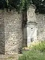 Fontaine à l'entrée du château.