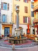 Fontaine et colonne romaine, rue Georges-Clemenceau.