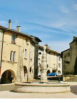 Fontaine au centre du bourg d'Arinthod.