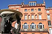 Maison Lamothe et fontaine aux sirènes ailées, toutes deux élaborées par Urbain Vitry.