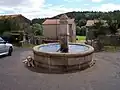 Fontaine du village de Vaures.