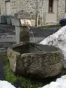 Fontaine de granit au Vieux Marchedial