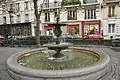 Fontaine sur la place.