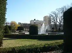 Fontaine de l'Évêché entourée de quatre parterres de buissons situés près du bosquet.