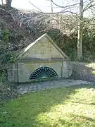 La fontaine de l'an II, située près du lavoir de la Loysance.