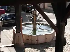 Fontaine de la Halle de La Côte-Saint-André depuis la maison mitoyenne