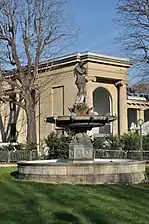 Espace Cardin et la fontaine des Ambassadeurs (ou fontaine de Vénus).