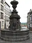 Deux larges tores décorent le bassin de la fontaine aux Lions du début du XVIIe siècle à Riom.