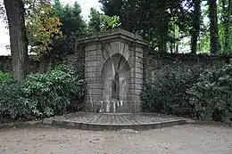 Fontaine des Trois Croix transférée au jardin de la Perrine en 1936.