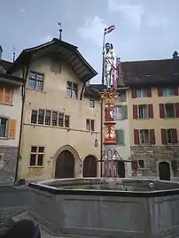 Fontaine devant la chapelle des Dix-Mille Martyrs dans la vieille ville.