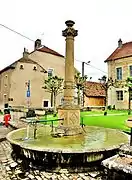 Fontaine devant la mairie.