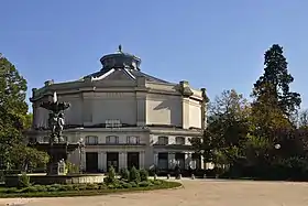 Vue d'ensemble sur le fond du théâtre Marigny.