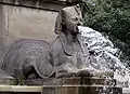 L'une des statues de sphinx sculptés par Henri-Alfred Jacquemart, sur la fontaine de la Victoire, place du Châtelet.