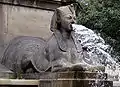 L'une des statues de sphinx sculptés par Henri-Alfred Jacquemart.