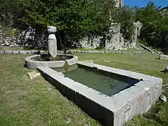 Fontaine-lavoir à deux bassins.