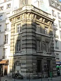 Fontaine de la Croix du Trahoir au no 111.