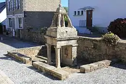 Sainte-Hélène : la fontaine du bourg : vue d'ensemble.