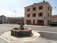 La fontaine du bourg et le café Brochier datant de 1867.